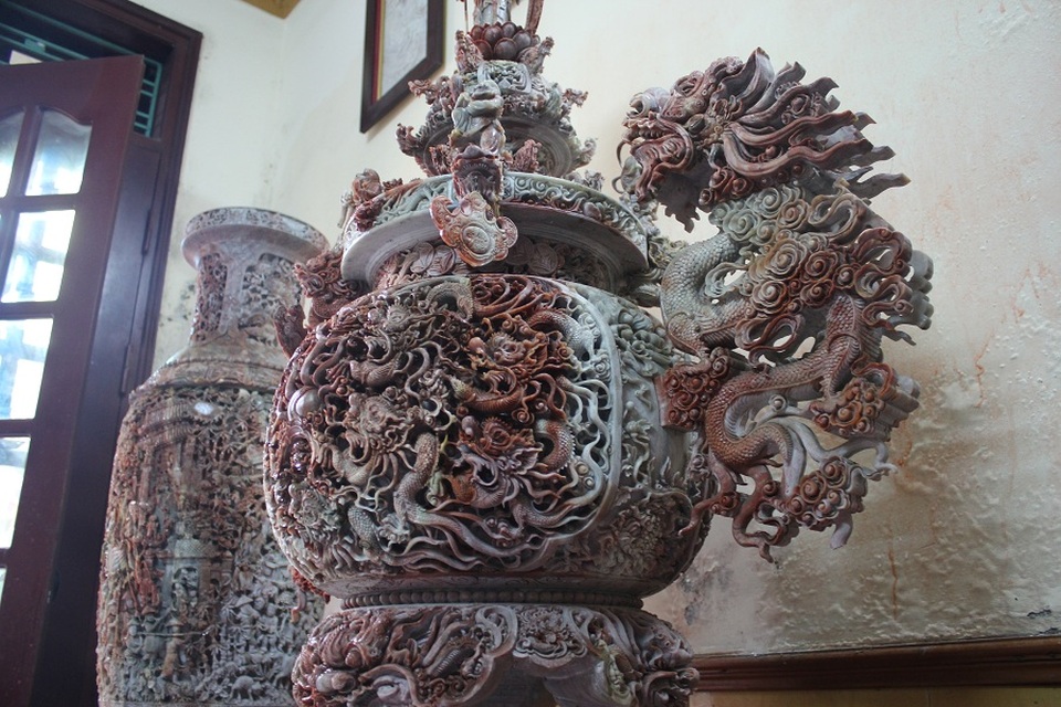 Cận cảnh bộ lư "tam bảo vĩnh hằng" khách trả 15 tỷ không bán - 8 “Đây là tâm huyết cả đời của tôi nên tôi coi nó là vô giá. Những sản phẩm đẹp về màu sắc, tinh xảo về đường nét chưa làm được nhiều. Mỗi sản phẩm là một tác phẩm nghệ thuật, không sản xuất hàng loạt được, có cái không thể làm ra cái thứ 2. Chính vì thế, tôi muốn giữ lại để tổ chức các cuộc triển lãm cho mọi người chiêm ngưỡng”, ông Minh cho hay.