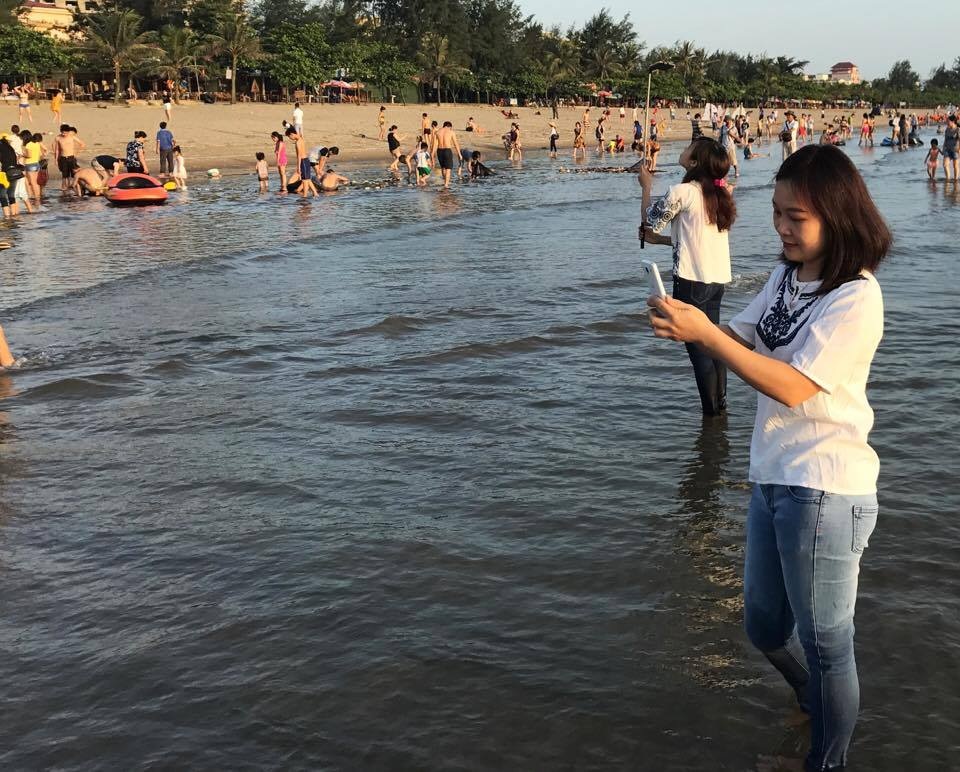 Phó nháy trải lòng khi bị smartphone lấy đi "miếng cơm, manh áo" - 7 Khi đã sở hữu smartphone, ít ai muốn tốn thêm một khoản tiền để thuê thợ chụp ảnh.