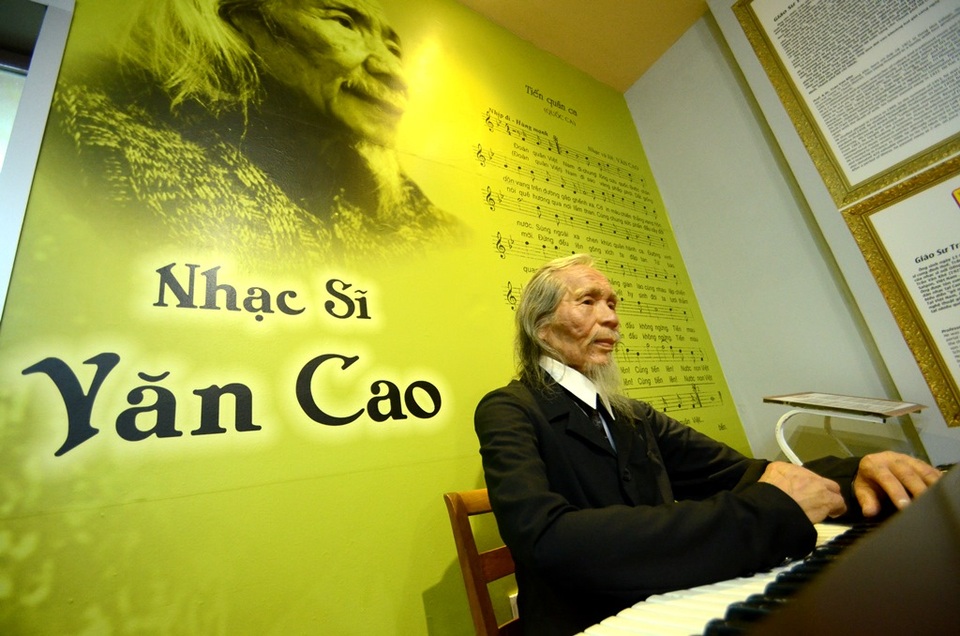 Những điều chưa biết bên trong khu trưng bày tượng sáp ở TPHCM - 17 Thần thái cố nhạc sỹ Văn Cao gần giống như trong ảnh bên bài hát linh hồn của Việt Nam- Tiến Quân Ca.