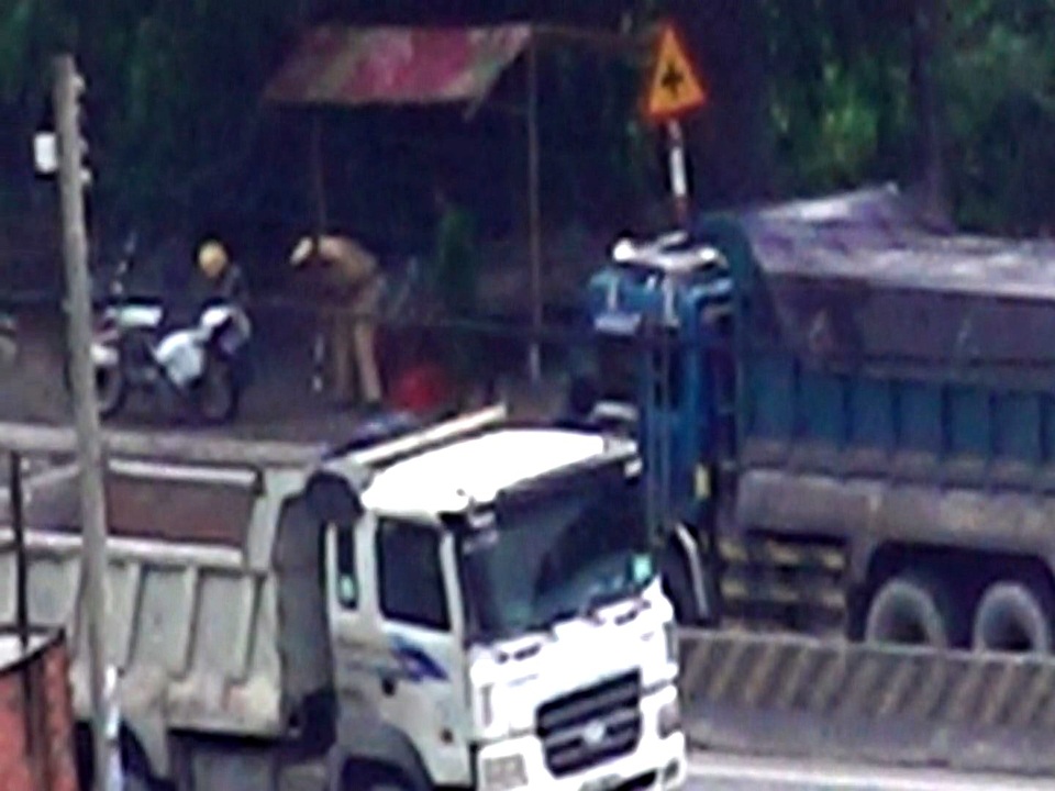 "Xe vua" ngang nhiên hoành hành trên quốc lộ 1K? - 10
Dù gần khu vực chùa Châu Thới lúc nào cũng có CSGT chốt trực nhưng hiếm khi các xe ben bị kiểm tra.