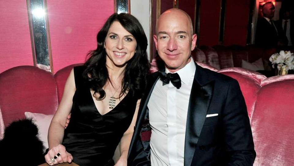 Chân dung người "cướp ngôi" tỉ phú giàu nhất thế giới của Bill Gates - 6 Ông chủ Amazon cưới bà MacKenzie Tuttle, cũng là đồng nghiệp của ông tại D.E.Shaw vào năm 1993. Sau này, bà chuyển sang làm nghề viết tiểu thuyết.
