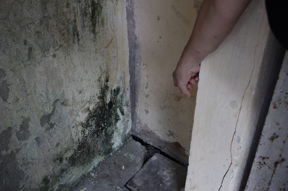 Khu nhà ở Thủ đô nứt toác, nghiêng ngả, chống đỡ bằng khung sắt - 11 Khu nhà ở Thủ đô nứt toác, nghiêng ngả, chống đỡ bằng khung sắt - 11