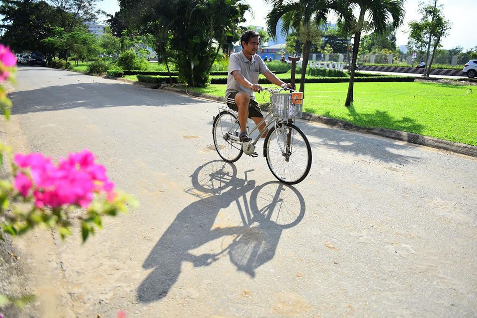 20 năm sống trên ghe, soi đèn dầu giữa Sài Gòn - 4 Sau nhiều năm đi khắp nơi, ông Đực cùng vợ lên Sài Gòn và dừng chân dưới chân cầu Rạch Bàn. Trước kia nhiều tôm cá, ông bà thường đánh bắt lên bờ bán. Sau này nước ô nhiễm, ông nghỉ hẳn nghề chài lưới lên bờ đi bán vé số. Bà Vĩnh bán nước và xăng ở dưới chân cầu.