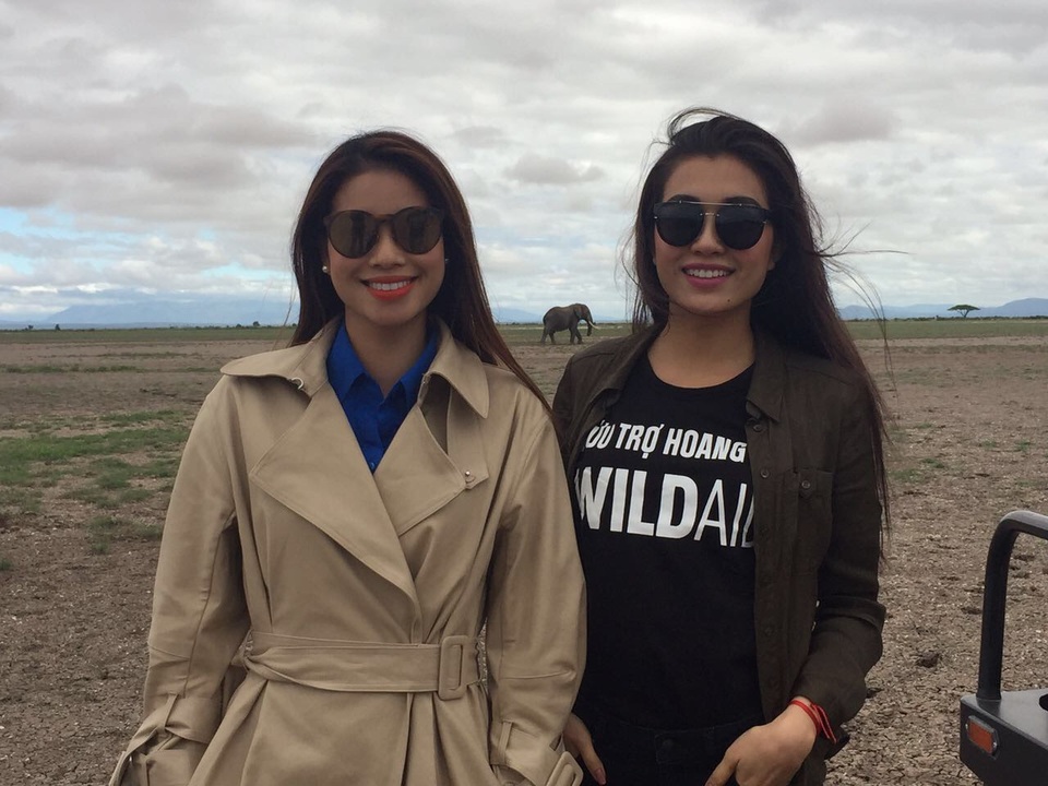 “Đây là lần đầu tiên Lệ Hằng được tham gia một chuyến đi đầy lý thú và ý nghĩa như thế này. Lệ Hằng hi vọng qua chuyến đi Kenya này mình sẽ được học hỏi thêm được nhiều kiến thức quý giá để có thể chia sẻ đến công chúng, nhằm bảo vệ loài voi đáng yêu khỏi nguy cơ tuyệt chủng.” – Lệ Hằng hào hứng chia sẻ trước thềm chuyến đi.