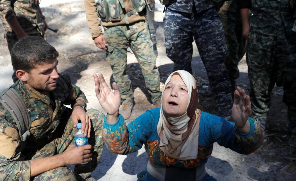 Ngày tàn của phiến quân IS tại thủ phủ Raqqa - 3
Giới chức Mỹ cho biết tuy vẫn còn một số tên phiến quân vẫn đang hiện diện trong thành phố, nhưng đây được coi là thắng lợi lịch sử trong cuộc chiến quét sạch “bóng đen” khủng bố ra khỏi Syria do Mỹ phát động. Trong ảnh: Một dân thường Syria cầu nguyện khi bà được SDF giải cứu.