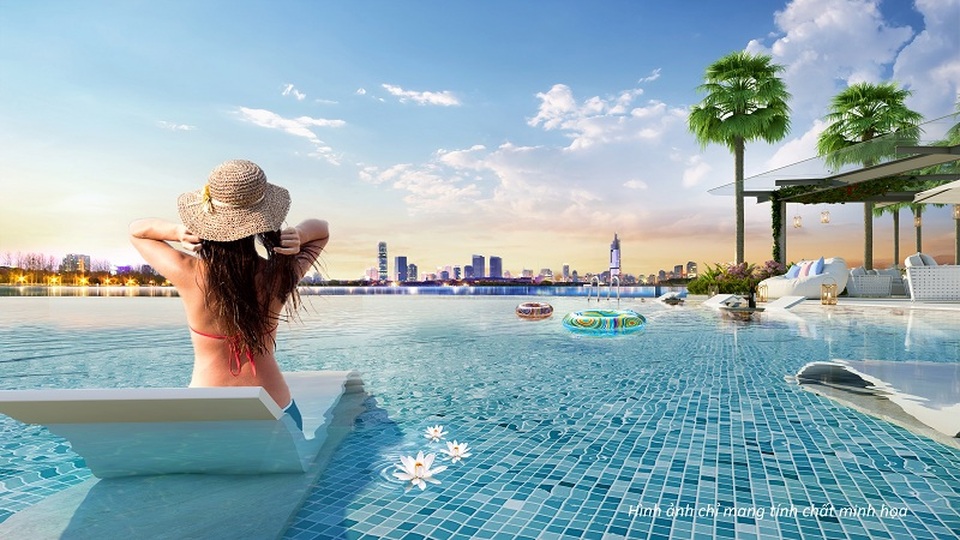 Vinhomes Skylake - Cơ hội cuối cùng sở hữu căn hộ ven hồ với khoảng “vườn trên không” độc đáo - 3 Đặc biệt hơn, nếu bạn sống ở Vinhomes Skylake thì bạn quả là một người may mắn khi chỉ cần mở cửa bước ra bên ngoài hay thư giãn trên ghế nổi dưới bể bơi là thấy ngay dải xanh dương vô tận của bể bơi tràn bờ giao hòa với mặt nước hồ điều hòa. Nhờ đó, bạn sẽ luôn được khơi gợi cảm hứng sống tươi vui mỗi ngày.