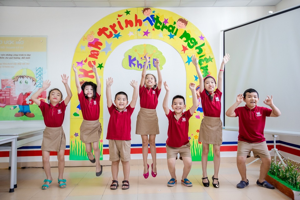 Chuỗi hành trình trải nghiệm sống động tại Trại hè Vinschool 2017 - 1 Trại hè Vinschool mang tới chuỗi trải nghiệm thực tế hấp dẫn giúp học sinh trang bị kiến thức và kỹ năng để vươn tới thành công.
