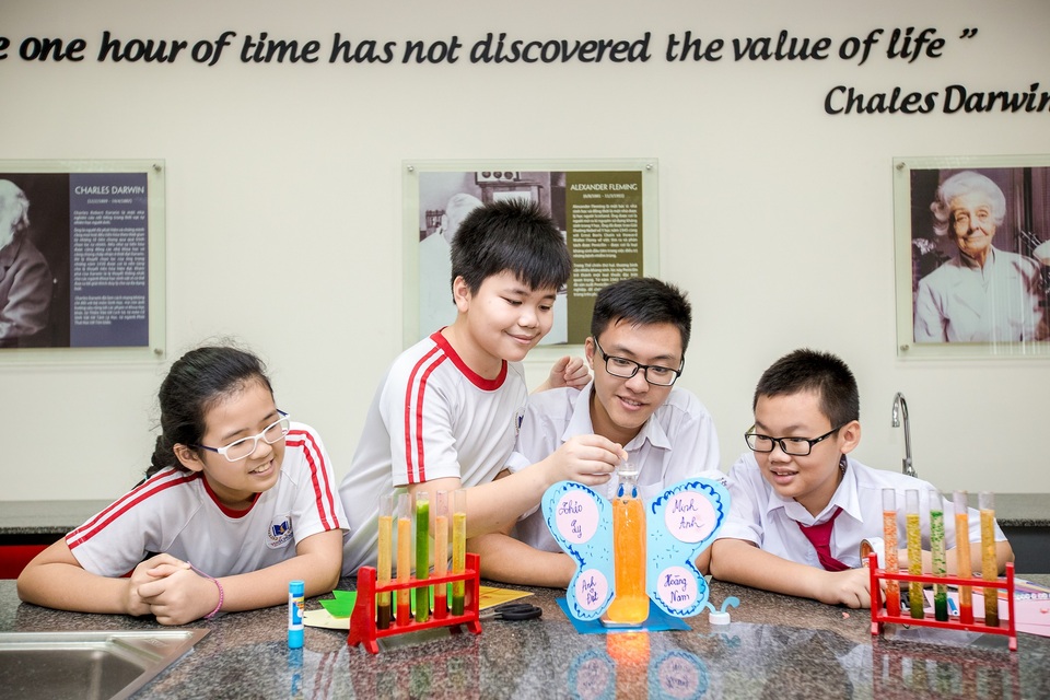 Chuỗi hành trình trải nghiệm sống động tại Trại hè Vinschool 2017 - 2 Học sinh được khám phá khoa học công nghệ, trải nghiệm nghề nghiệp... giúp phát huy khả năng sáng tạo và xây dựng định hướng công việc tương lai.
