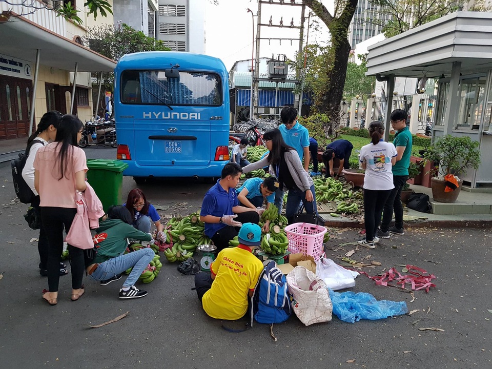 Ngày 4/3 vẫn có hàng chục tấn chuối Đồng Nai được các bạn sinh viên chuyển về Sài Gòn bán giúp cho người nông dân (ảnh: Thành Cường)