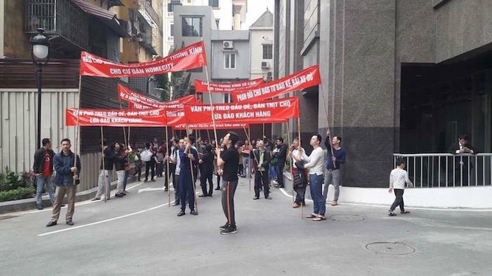 Khách hàng chùn chân, chung cư cao cấp "dính" tranh chấp xuống giá - 1 Ngay từ cuối năm ngoái đến đầu năm nay đã có hàng loạt dự án trở thành điểm nóng tranh chấp chung cư.