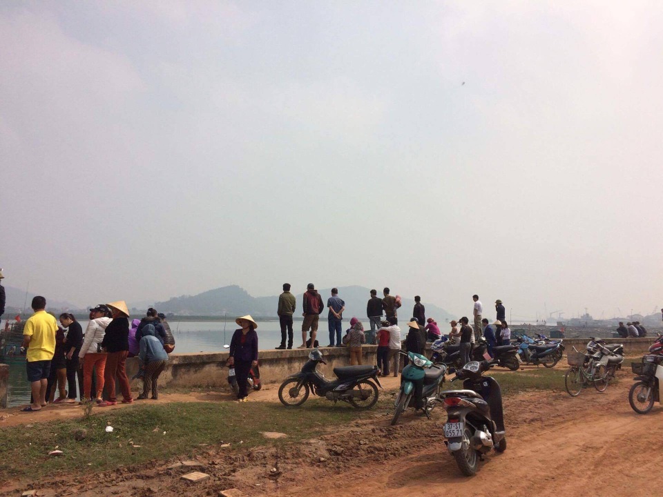 
Rất đông người dân kéo đến bờ xem cá.
