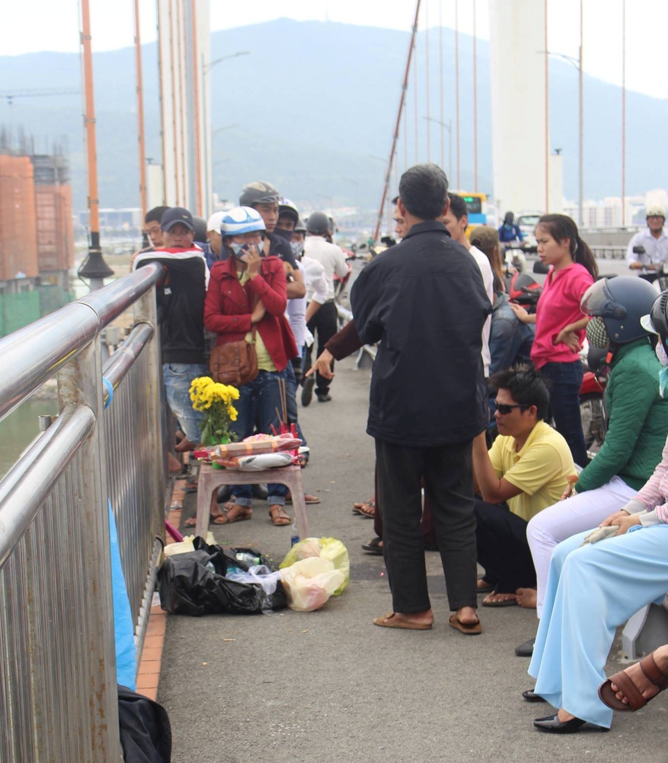 Người thân đang mong ngóng tìm được thi thể N.