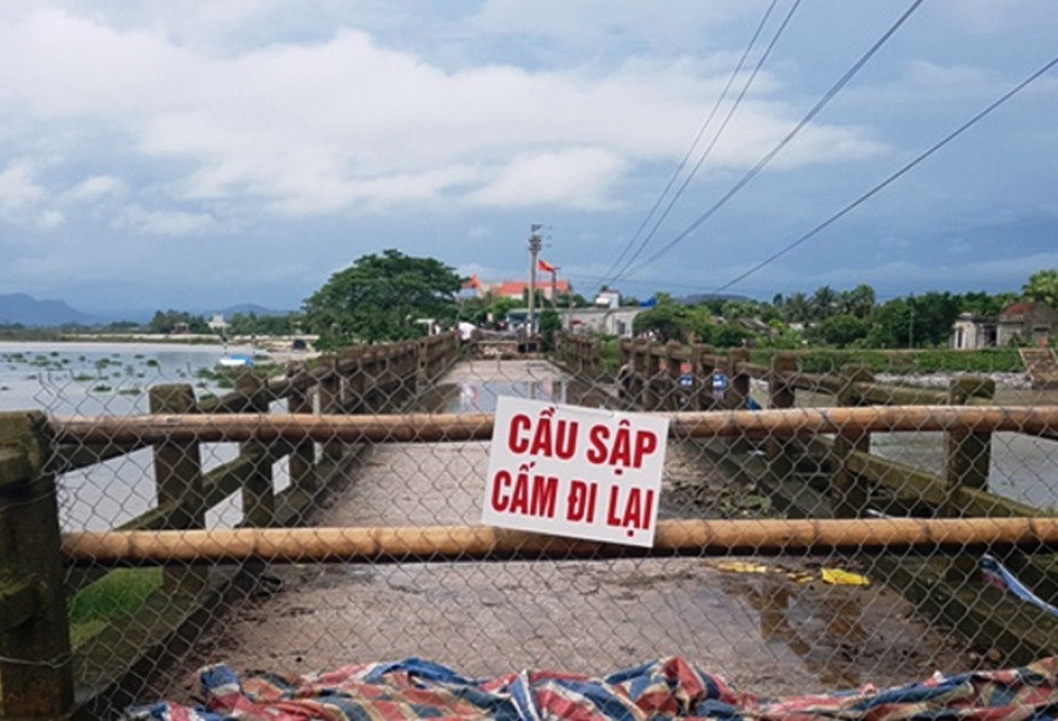 Công an điều tra vụ tàu đâm sập cầu - 2 Rào chắn cảnh báo cầu bị sập