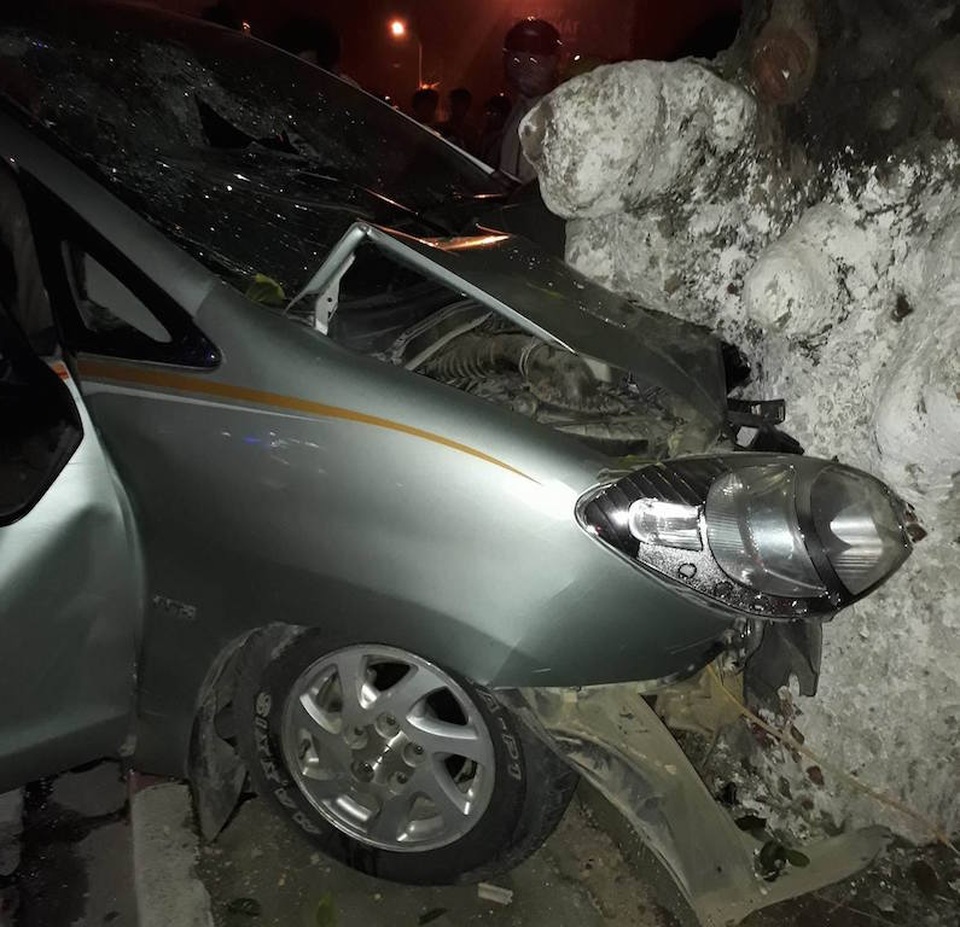 Xe Innova găm đầu vào gốc cây sau cú “lạc” tay lái - 2 Đèn, gương chắn gió, bánh xe... nát bét sau cú đâm gốc cây.