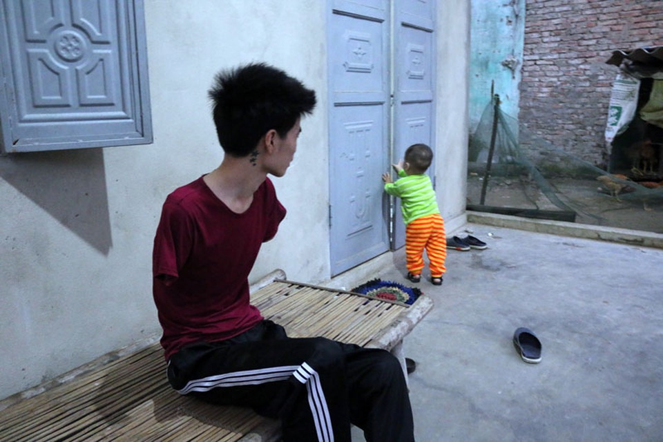 Rớt nước mắt cảnh người cha trẻ mất đôi tay chăm bé thơ khát sữa - 1 Tai nạn thương tâm vĩnh viễn cướp mất đôi tay của người cha, mẹ lại dứt áo bỏ đi, bé Duy Khôi 14 tháng tuổi ở xóm 4, xã Cổ Đạm, huyện Nghi Xuân (Hà Tĩnh) đang sống những ngày đầy lay lắt, bất hạnh…