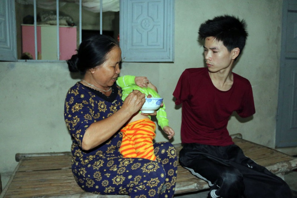Rớt nước mắt cảnh người cha trẻ mất đôi tay chăm bé thơ khát sữa - 6 Một mình bà Hường giờ phải chăm cùng lúc hai bố con Hải. Từ tắm giặt, vệ sinh, ăn uống của Hải và bé Duy Khôi, mình bà phải lo liệu.
