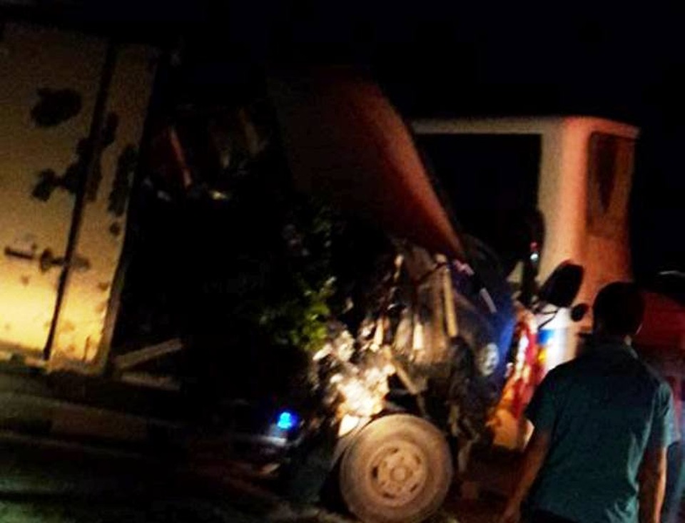 Cả hai chiếc xe hư hỏng nặng sau vụ va chạm