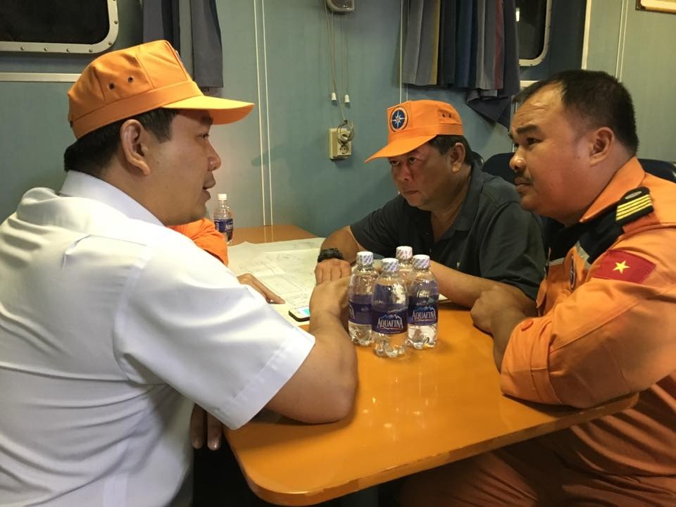 Vụ 9 người mất tích: Tăng cường thợ lặn tìm kiếm trong tàu - 3
Trắng đêm họp bàn để dự đoán vị trí các thành viên còn đang mắc kẹt.