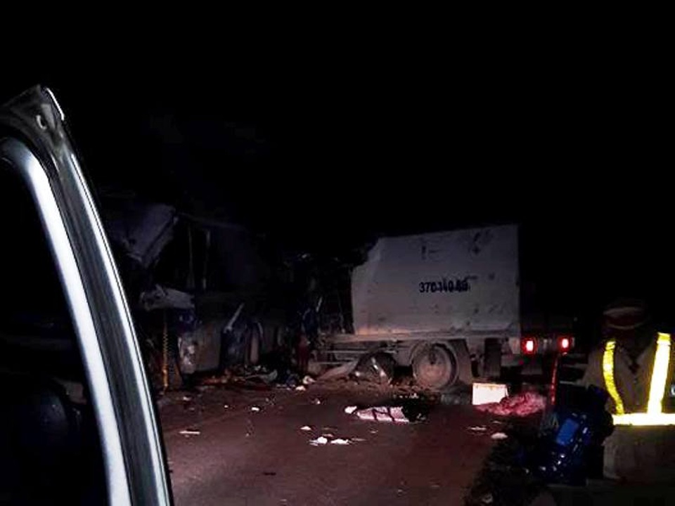 
Giao thông đoạn qua hiện trường vụ tai nạn bị ùn tắc
