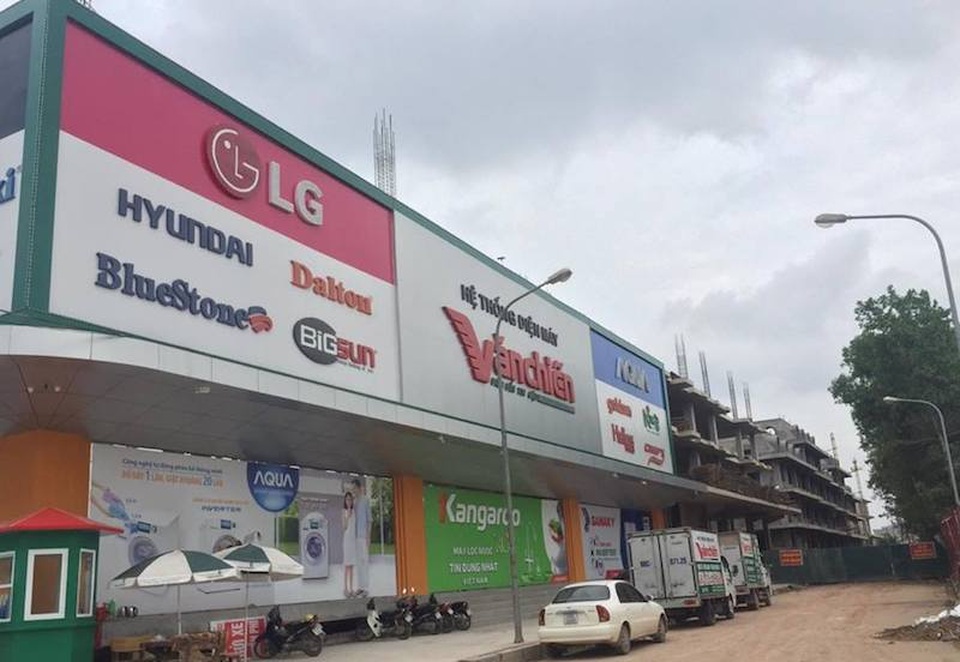 Bắc Giang: Siêu thị rầm rộ đón khách cạnh biển báo “đang thi công, không phận sự miễn vào”! - 3
Siêu thị điện máy nằm lọt trong công trình đang thi công với tấm biển yêu cầu không phận sự miễn vào.
