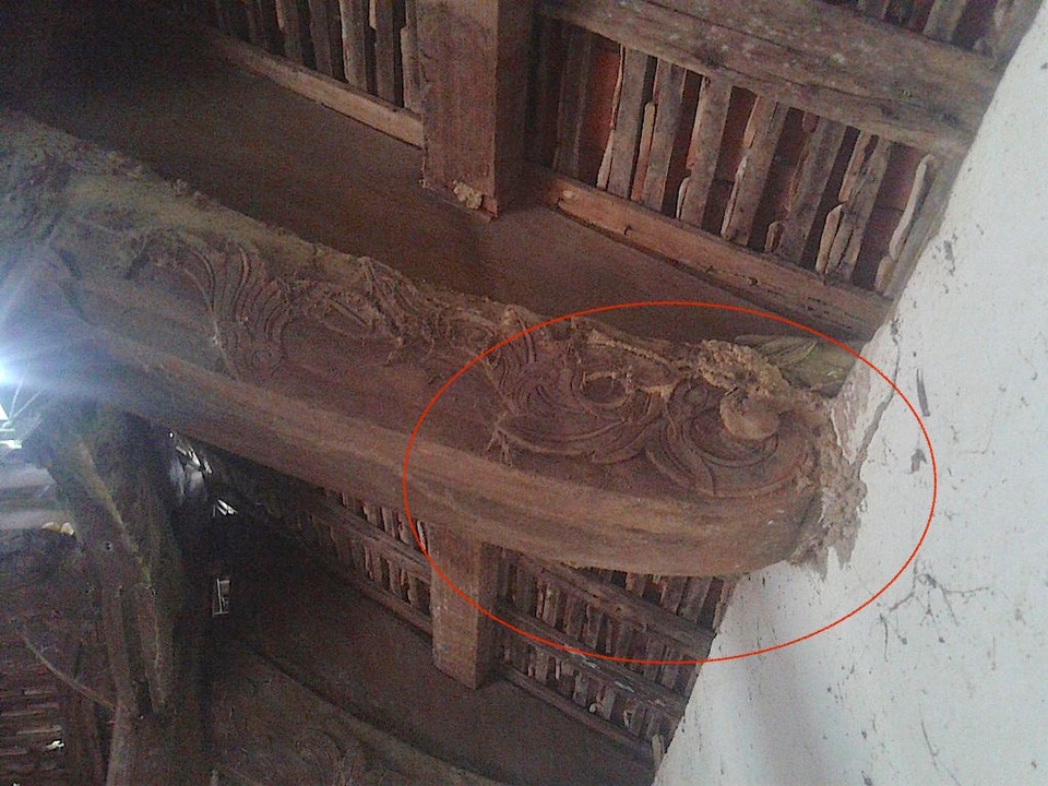 Một đình làng cổ có ý nghĩa lịch sử đang xuống cấp nghiêm trọng - 4 Một chi tiết kiến trúc khá độc đáo đang bị mối ăn.