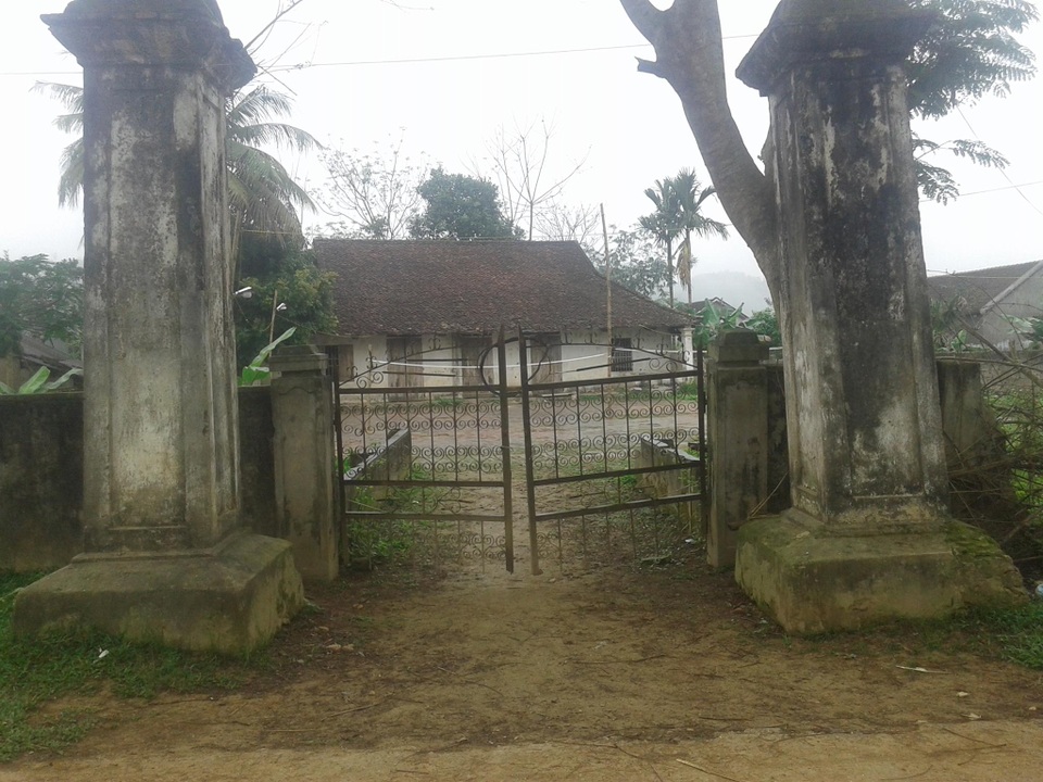 Một đình làng cổ có ý nghĩa lịch sử đang xuống cấp nghiêm trọng - 1 Cửa đóng then cài đình làng cổ bây giờ khó tôn tạo.