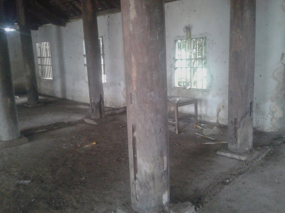 Một đình làng cổ có ý nghĩa lịch sử đang xuống cấp nghiêm trọng - 8 Nhiều cột đã bị hư hỏng, mối mọt.