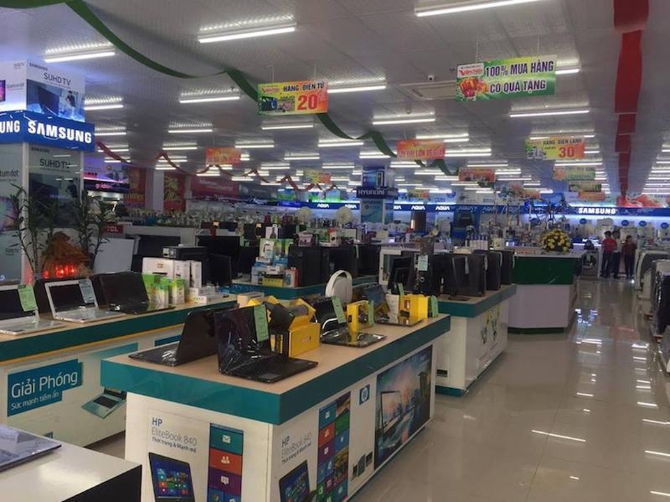 Bắc Giang: Doanh nghiệp ngang nhiên sai phạm, bất chấp chỉ đạo của Chủ tịch tỉnh? - 5
Siêu thị điện máy nằm lọt trong công trường xây dựng án ngữ ngay cửa ngõ dẫn vào TP Bắc Giang là một sự thách thức với chỉ đạo của Chủ tịch UBND tỉnh Bắc Giang.