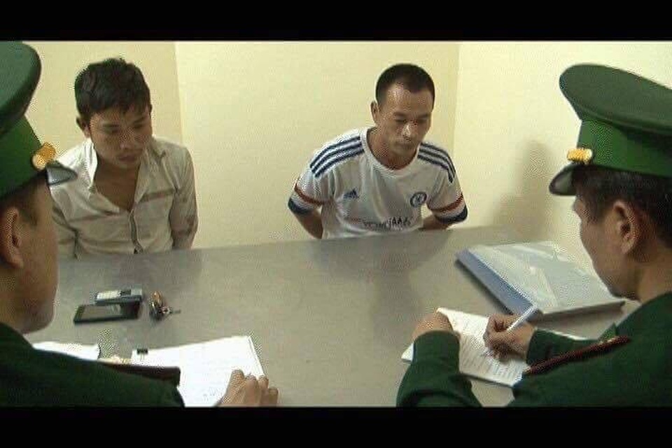 Hai đối tượng bị bắt giữ về hành vi làm luật các tàu thuyền vào neo đậu tại cảng Cái Lân (ảnh CTV)