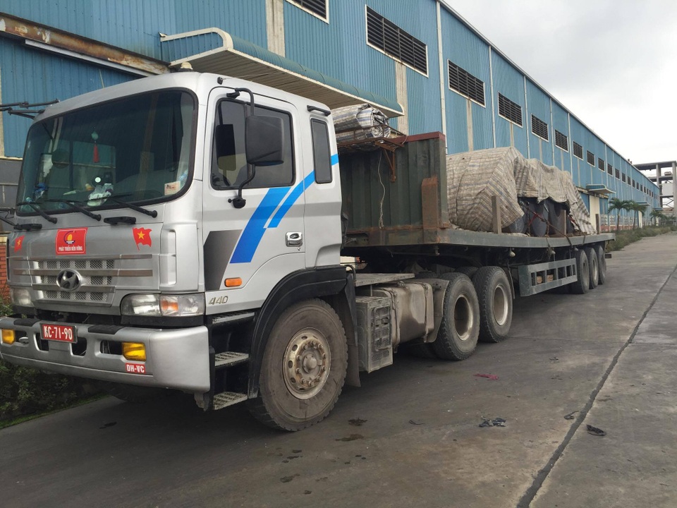 
Xe biển đỏ chở thép tấm quá tải trọng bị CSGT yêu cầu hạ tải và tạm giữ (ảnh CTV)
