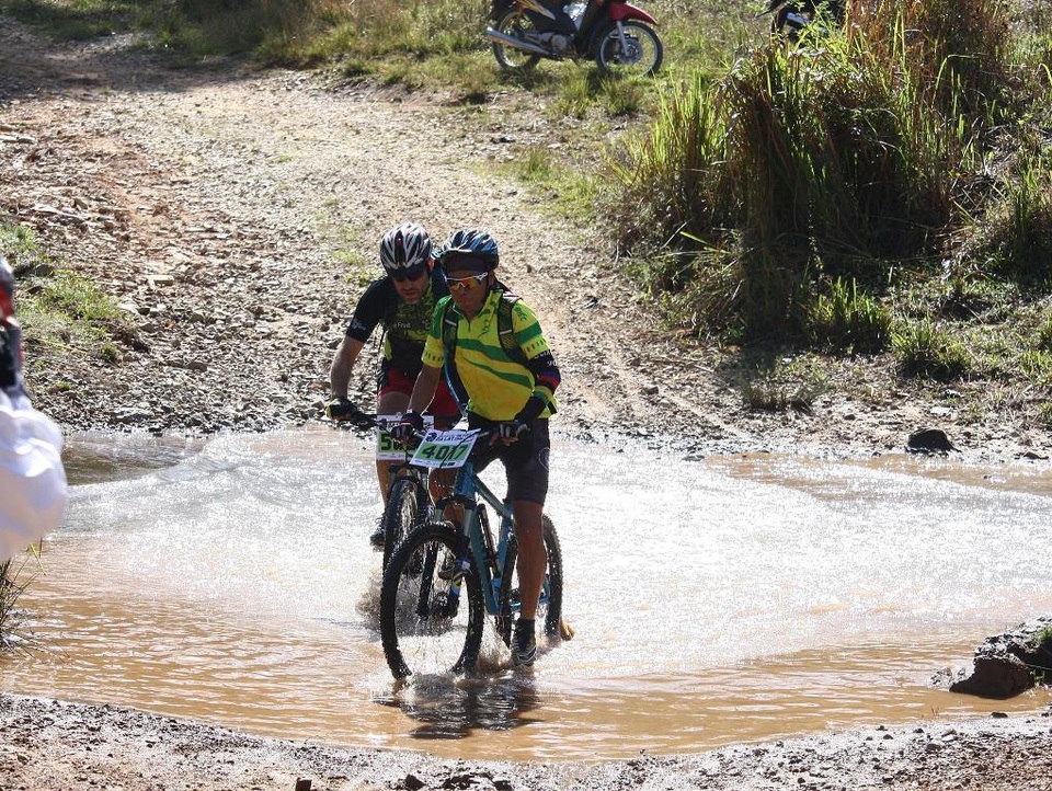 Ngắm các vận động viên xe đạp vượt suối, băng rừng ở Đà Lạt - 7 và vượt qua những con suối cạn