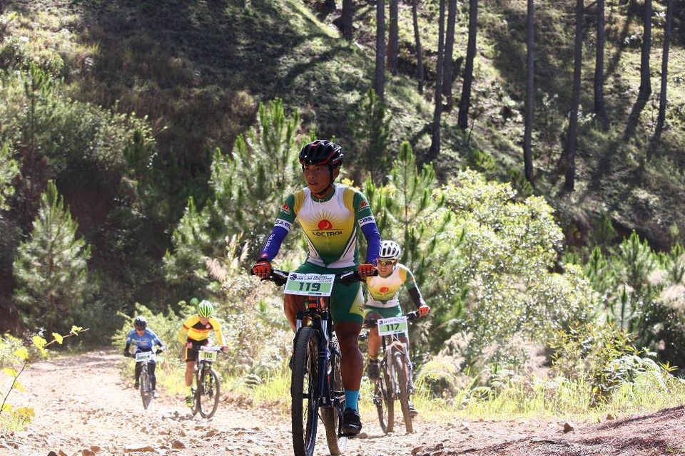 Ngắm các vận động viên xe đạp vượt suối, băng rừng ở Đà Lạt - 11 Các VĐV đã băng rừng thành công và đang giữ sức để cán đích