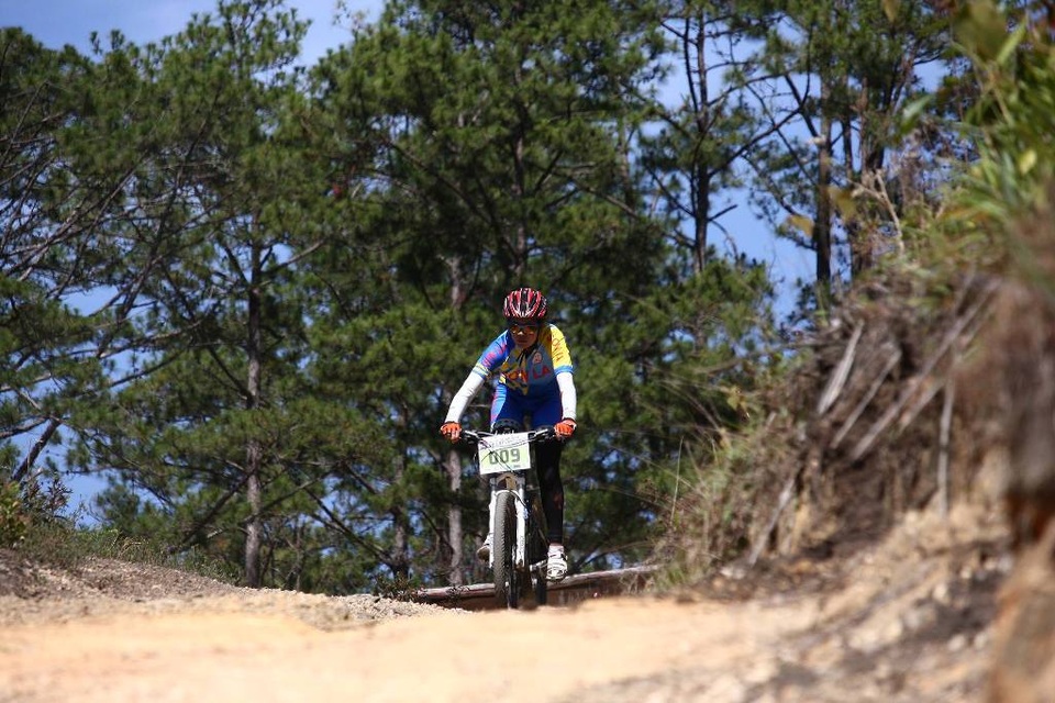 Ngắm các vận động viên xe đạp vượt suối, băng rừng ở Đà Lạt - 8 Một nữ VĐV đang vượt dốc