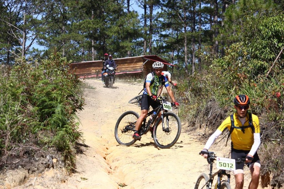 Ngắm các vận động viên xe đạp vượt suối, băng rừng ở Đà Lạt - 3 Do địa hình hiểm trở với nhiều đoạn dốc dựng đứng khiến nhiều VĐV bị té ngã