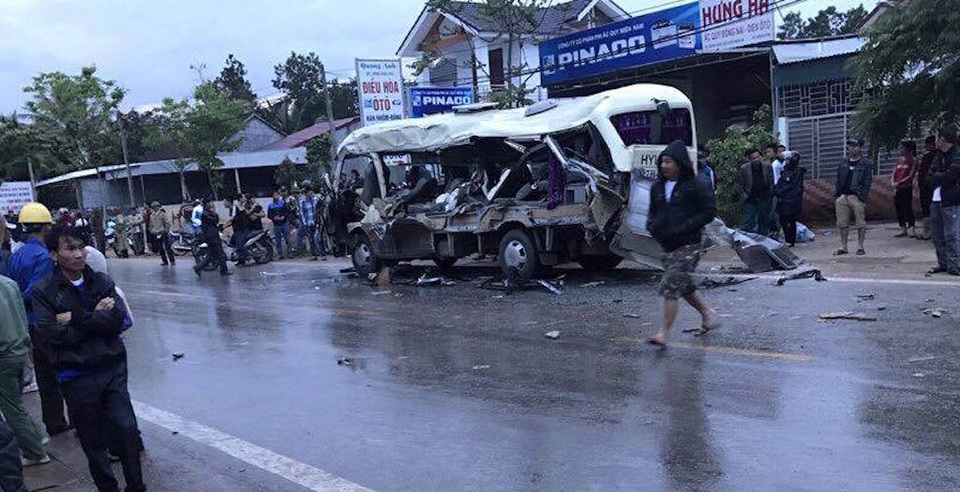 5 km đường, 3 vụ tai nạn, 6 người tử vong - 2
Hiện trường vụ xe khách bị xe tải đâm làm 3 người chết.