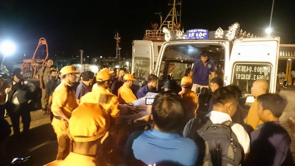 Vụ 9 người mất tích: đưa thi thể thuyền viên đầu tiên vào bờ - 2 Thi thể thuyền viên đầu tiên được tìm thấy của tàu Hải Thành 26 được đưa vào bờ