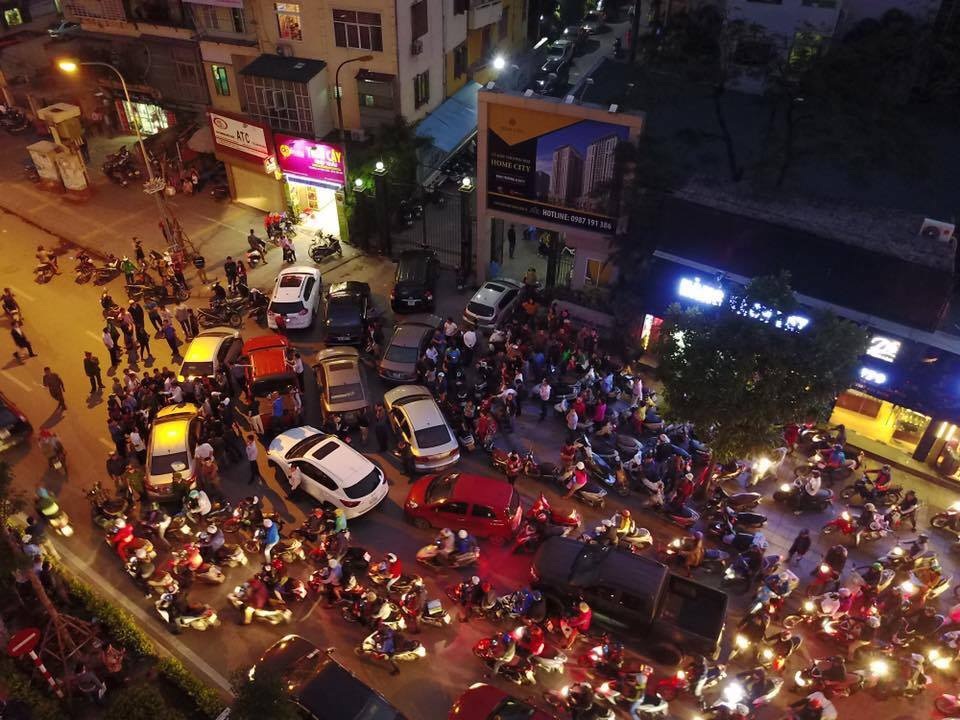 Dân chung cư dùng ôtô chặn cổng, yêu cầu chủ đầu tư mở lối đi - 3 Mặc dù đã được chỉ đạo phải mở lối đi 177 Trung Kính cho cư dân, nhưng phía chủ đầu tư vẫn khẳng định mình làm đúng quy hoạch.