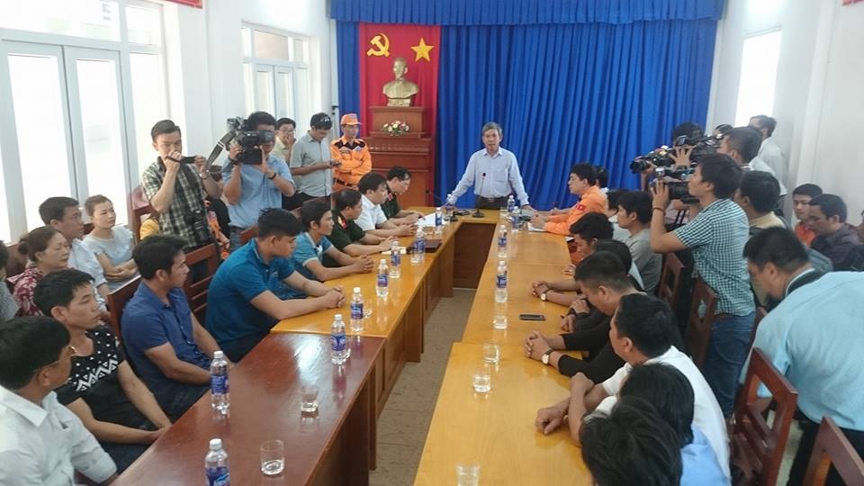 Vụ 9 người mất tích: đưa thi thể thuyền viên đầu tiên vào bờ - 3 Lãnh đạo UBND TP Vũng Tàu đến thăm hỏi người nhà các nạn nhân mất tích