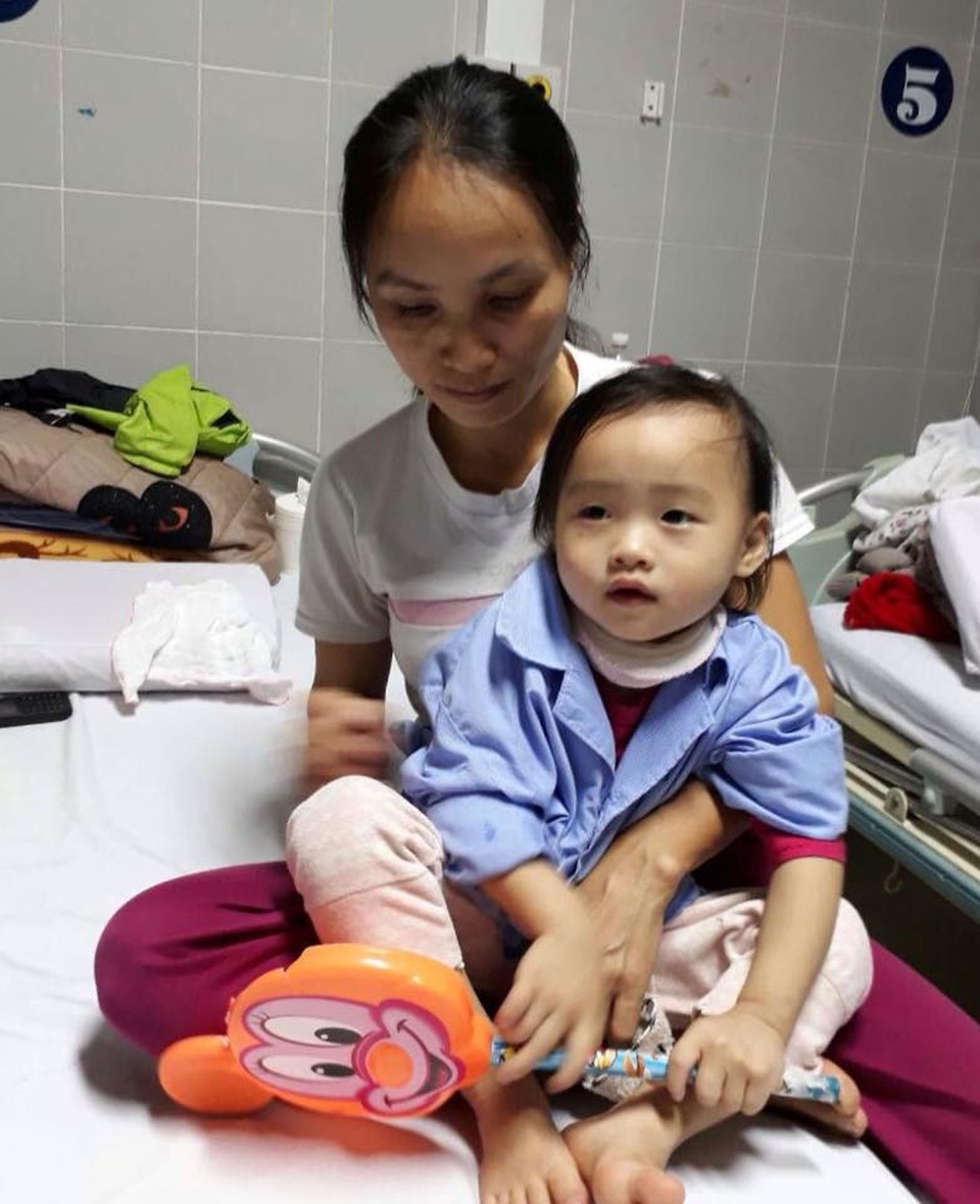 Ca mổ cấy điện cực ốc tai cho bé Như Quỳnh đã thành công - 1 Được bạn đọc Dân trí giúp đỡ tổng số tiền 300 triêu đồng, bé Như Quỳnh đã có tiền thực hiện cấy điện cực ốc tai.