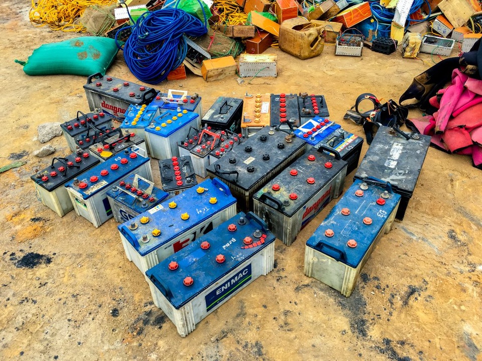 Tiêu hủy một lượng lớn công cụ khai thác thủy sản kiểu tận diệt - 2 Bình ắc qui dùng để khai thác trái phép thủy sản (ảnh CTV)
