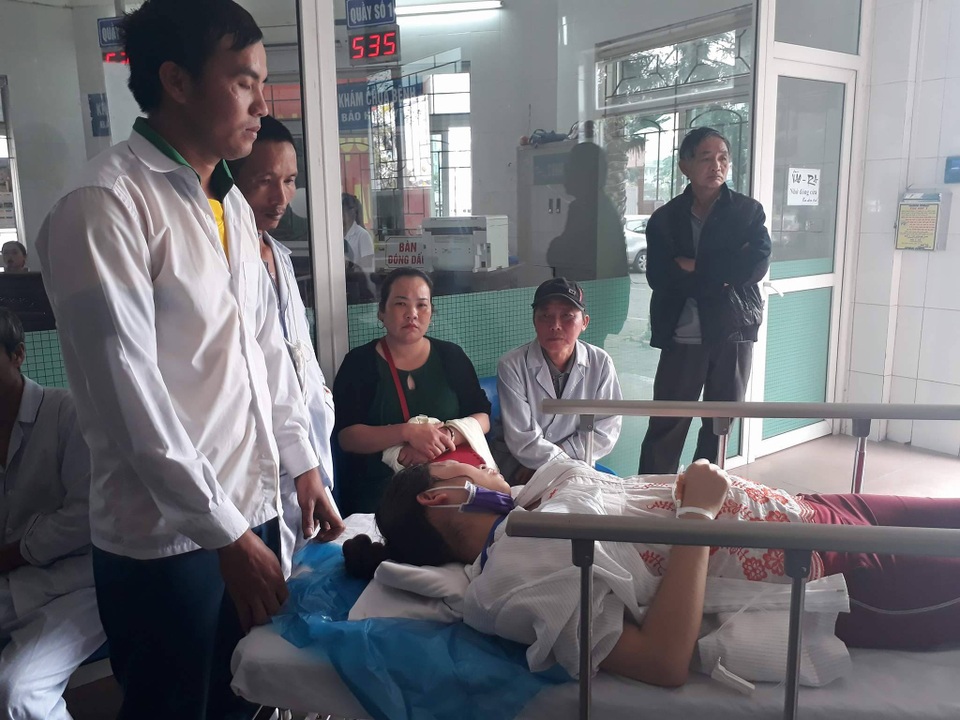 Hơn 40 công nhân nhập viện cấp cứu vì ngộ độc - 8
Công nhân Lê Thị Lợi, 23 tuổi quê Nghi Lộc đang mang bầu 5 tháng được cấp cứu trong tình trạng hôn mê.