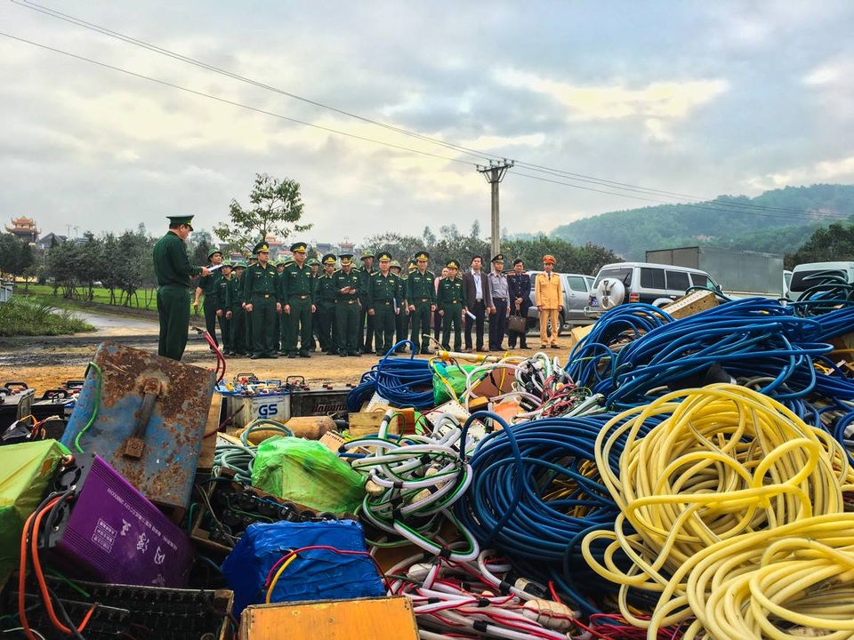 Tiêu hủy một lượng lớn công cụ khai thác thủy sản kiểu tận diệt - 1
Đoàn liên ngành tiến hành tiêu hủy một lượng lớn ngư cụ, công cụ khai thác thủy sản trái phép (ảnh CTV)