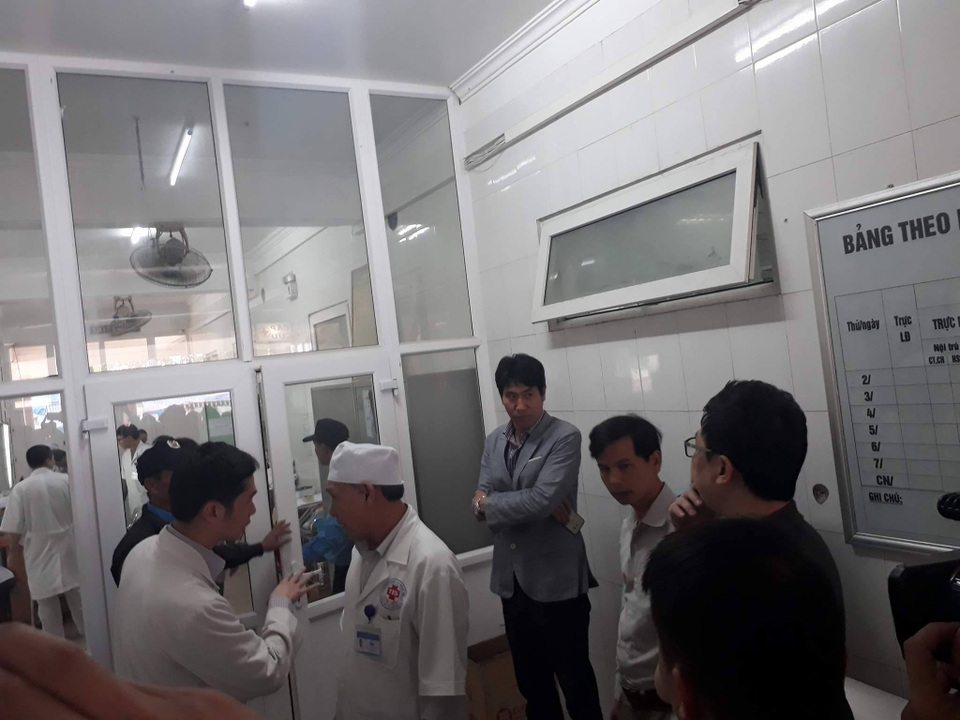 Hơn 40 công nhân nhập viện cấp cứu vì ngộ độc - 9
Lãnh đạo công ty (áo vét xám) và đại diện KCN Nam Cấm đã có mặt để phối hợp cùng với bệnh viện chăm sóc các công nhân bị ngộ độc.