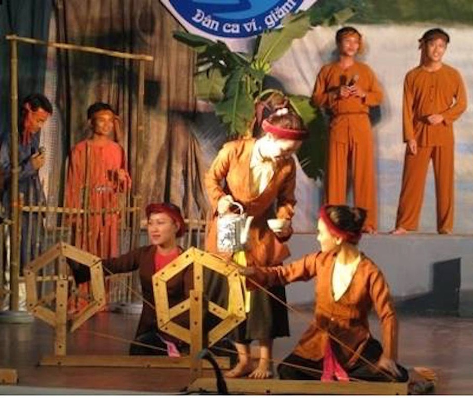 Ví phường vải Nam Đàn - đậm đà bản sắc quê hương - 2 Một cảnh biểu diễn hát ví phường vải.