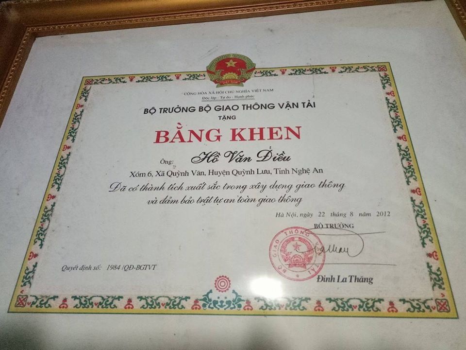 Lời cầu cứu của gia đình hiệp sĩ giao thông Hồ Văn Điều - 3 Bác Điều được nhận Bằng khen của Bộ trưởng bộ giao thông vận tải năm 2012.