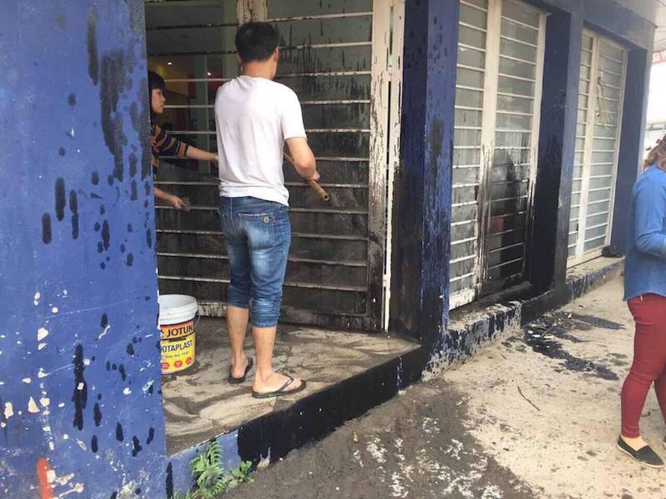 Hà Nội: Liên tiếp bị ném “bom bẩn” kín nhà, người dân kêu cứu khẩn cấp - 4
Ông Linh cho biết mục đích của những đối tượng côn đồ này là muốn gia đình ông không thể chịu nổi phải chuyển nhà đi.