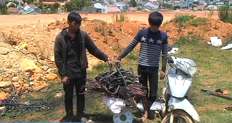Tóm gọn 2 đối tượng chuyên trộm cáp viễn thông, cáp điện - 1 Đối tượng Thăng và Quang bị bắt khi đang đốt dây cáp điện vừa trộm được