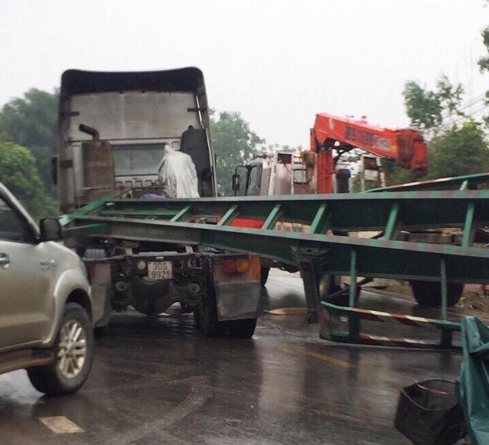 Thùng container trên xe đầu kéo bất ngờ rơi xuống đường - 2
Container rơi khỏi xe khiến người đi đường được một phen hú vía.