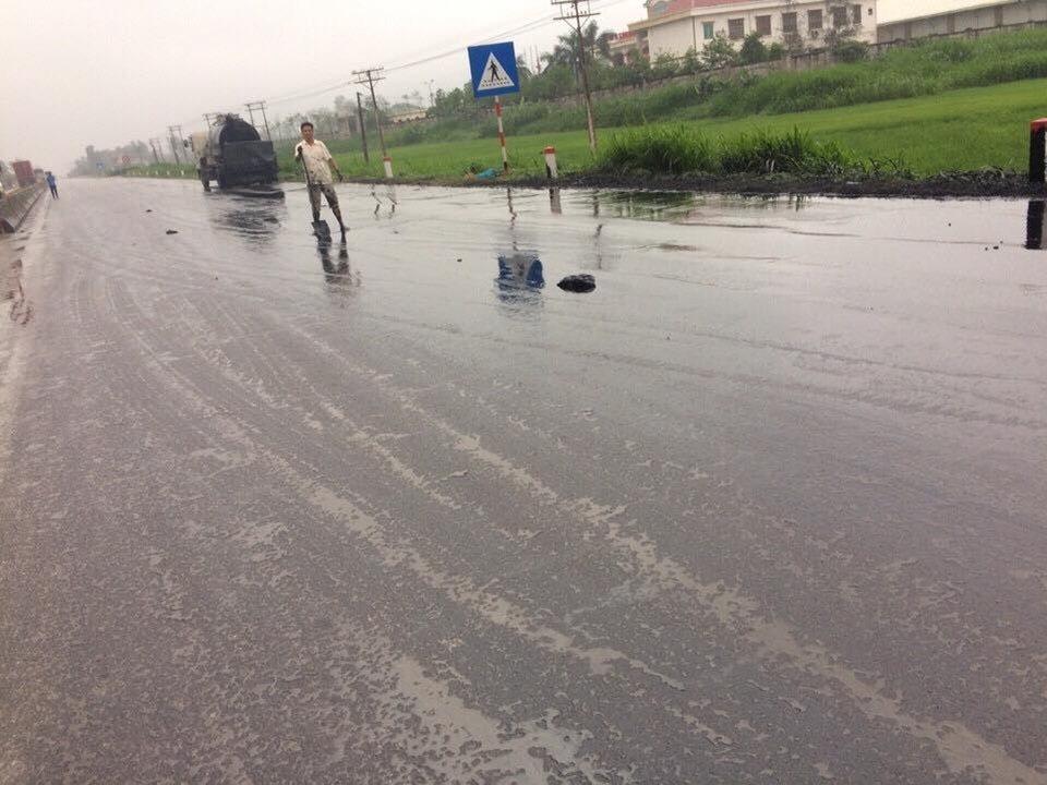 Xe bồn gặp nạn, nhựa đường vương vãi 300m trên quốc lộ 1A - 4 Xe bồn gặp nạn, nhựa đường vương vãi 300m trên quốc lộ 1A - 4