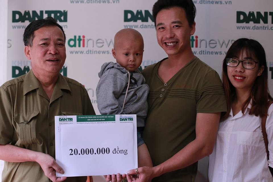 Bác Thấm chia sẻ 20.000.000 đồng giúp đỡ cậu bé Lanh tại cơ quan báo điện tử Dân trí.